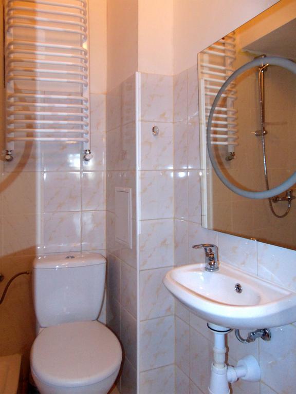 B Movie Guest Rooms Krakow Exterior photo