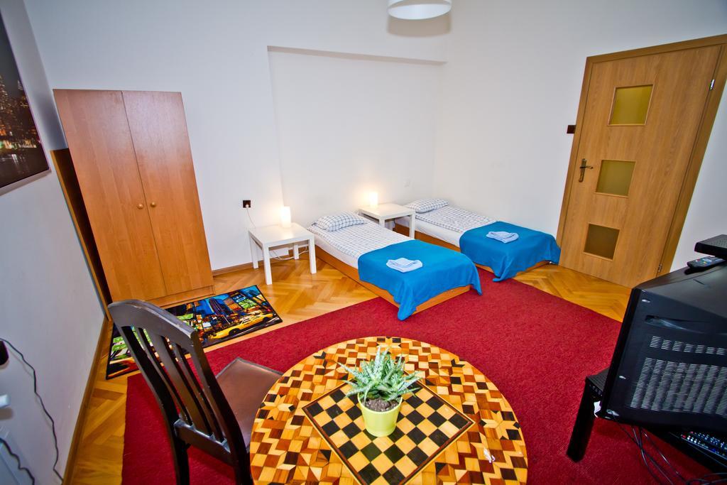 B Movie Guest Rooms Krakow Room photo