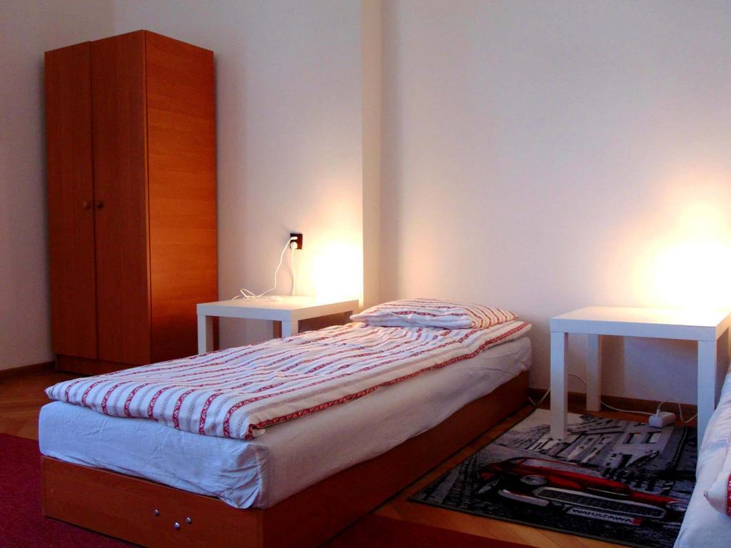 B Movie Guest Rooms Krakow Room photo