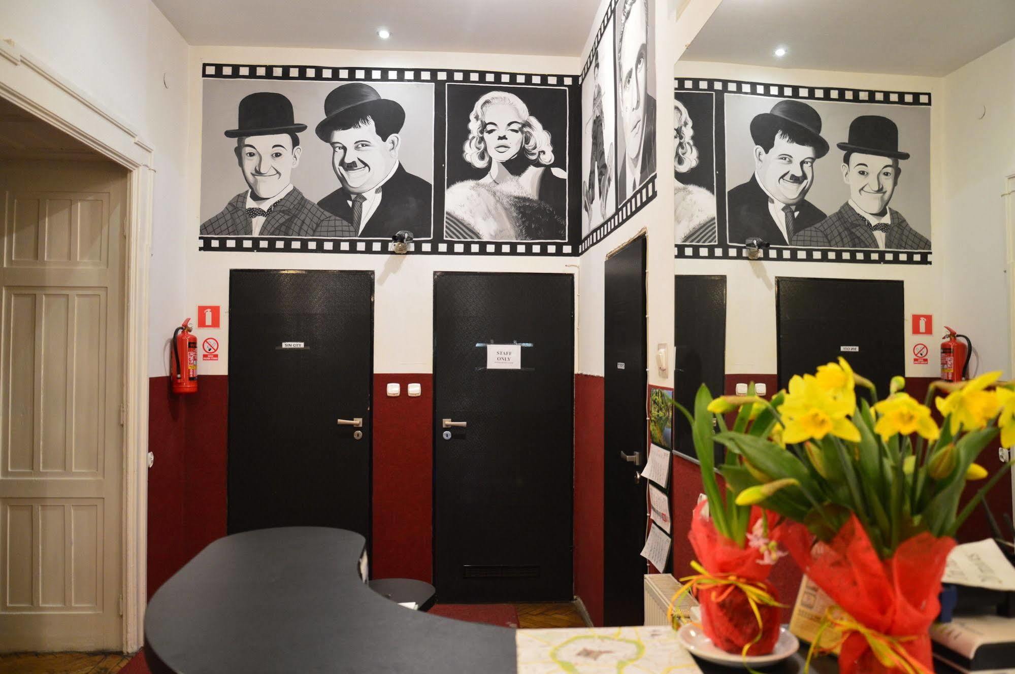 B Movie Guest Rooms Krakow Exterior photo