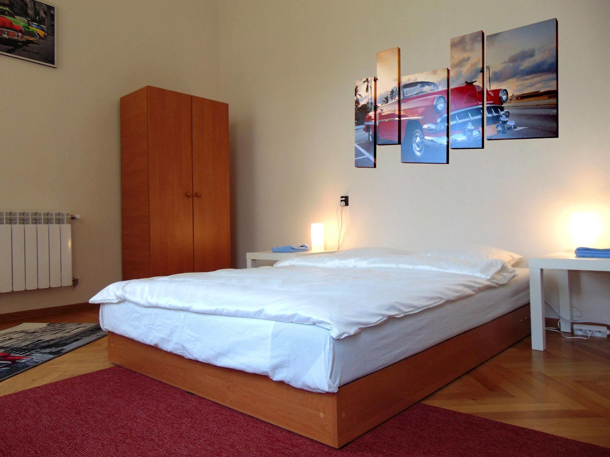 B Movie Guest Rooms Krakow Exterior photo