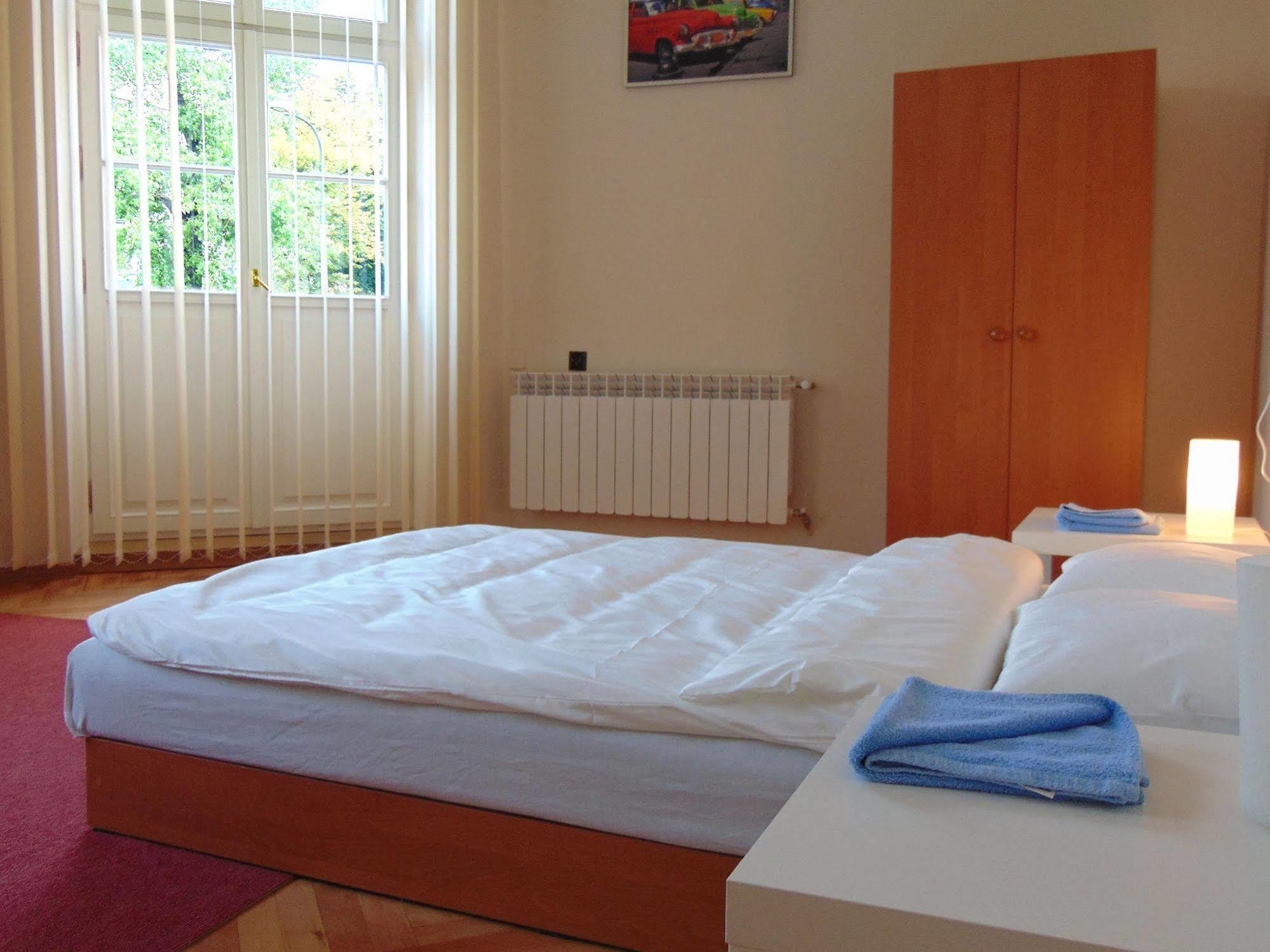B Movie Guest Rooms Krakow Exterior photo