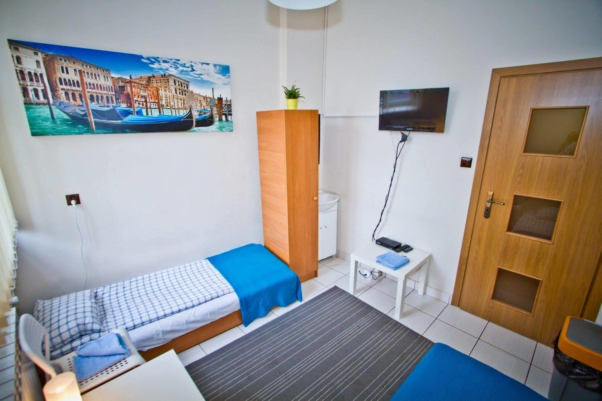 B Movie Guest Rooms Krakow Exterior photo