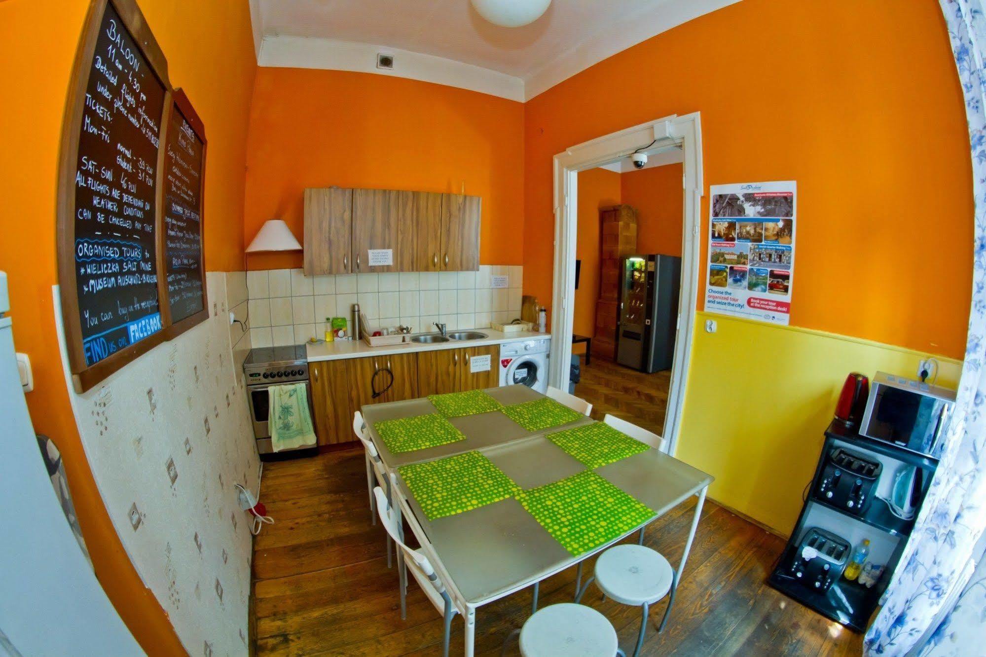 B Movie Guest Rooms Krakow Exterior photo